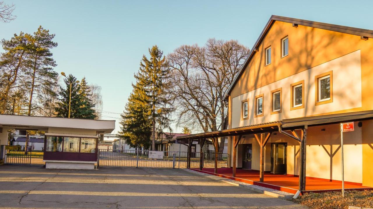 Bed and Breakfast Industrial Belisce Exterior foto